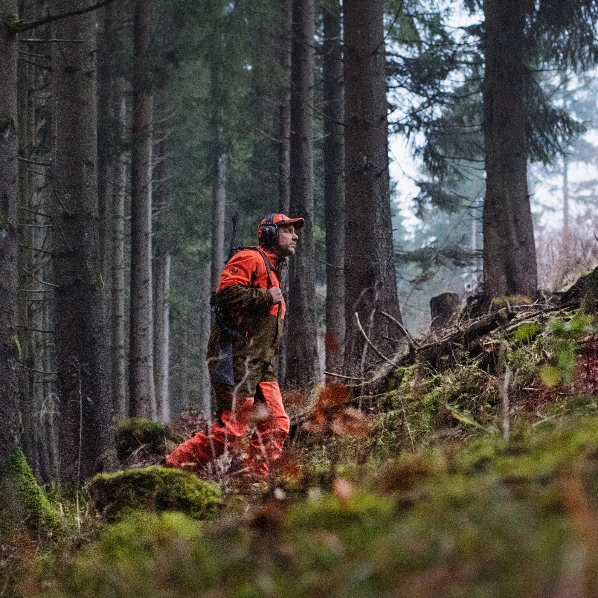 Härkila Wildboar Pro Jacke Orange Blaze Drückjagdjacke Außenansicht Distanz